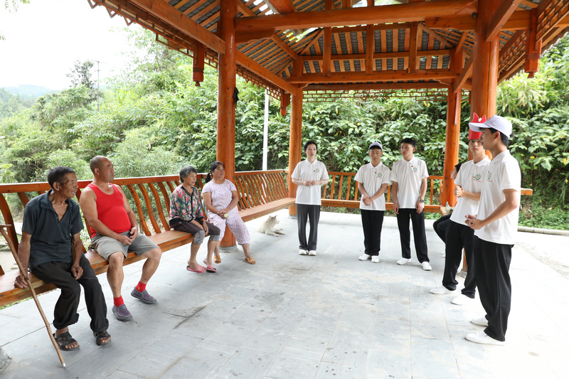 向大广村村民科普消防知识。