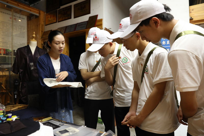 在锡绣工作坊了解锡绣工艺及历史。