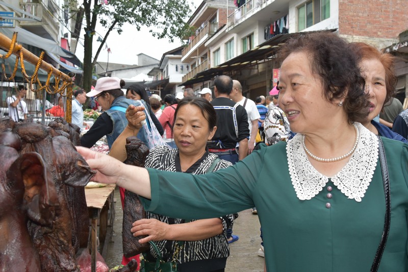 5、重庆游客正在挑选腊肉。 王华秦摄.jpg