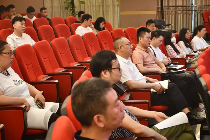 参会旅游经营主体单位认真听取会议内容。