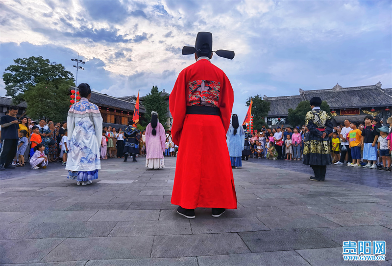 為豐富古鎮旅游的體驗感，青岩推出了豐富多彩的活動，古鎮廣場上，明朝風華的表演令游客瞬間時空穿越回到600年前，切身感受明朝那些事。置身青岩古鎮街頭，宛如現代旅游版的“清明上河圖”。圖為7月30日，青岩古鎮游人如織。實習記者 徐其飛