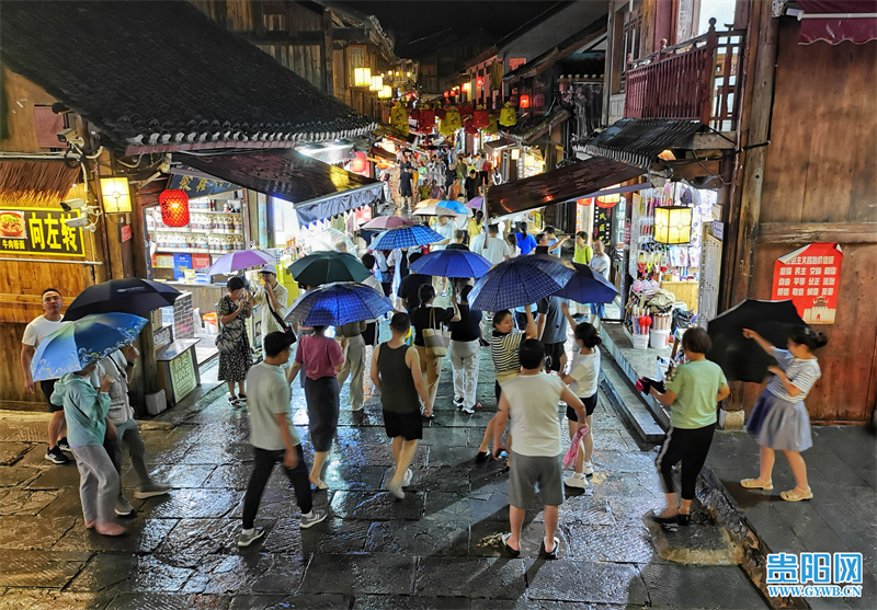 為豐富古鎮旅游的體驗感，青岩推出了豐富多彩的活動，古鎮廣場上，明朝風華的表演令游客瞬間時空穿越回到600年前，切身感受明朝那些事。置身青岩古鎮街頭，宛如現代旅游版的“清明上河圖”。圖為7月30日，青岩古鎮游人如織。實習記者 徐其飛