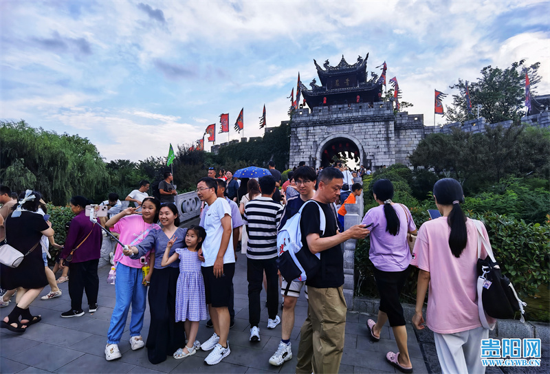 為豐富古鎮旅游的體驗感，青岩推出了豐富多彩的活動，古鎮廣場上，明朝風華的表演令游客瞬間時空穿越回到600年前，切身感受明朝那些事。置身青岩古鎮街頭，宛如現代旅游版的“清明上河圖”。圖為7月30日，青岩古鎮游人如織。實習記者 徐其飛