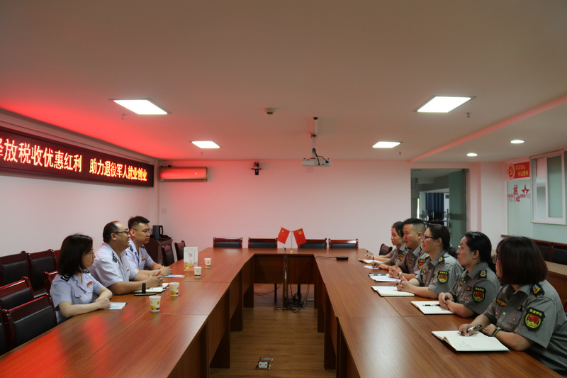 座谈问需解困。徐剑摄