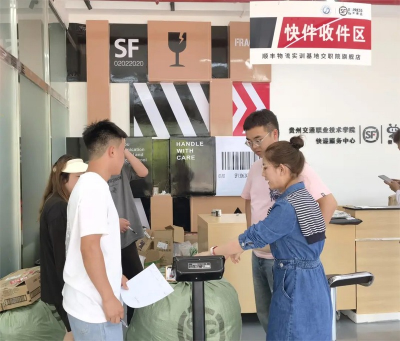 教师赴企业实践锻炼现场。