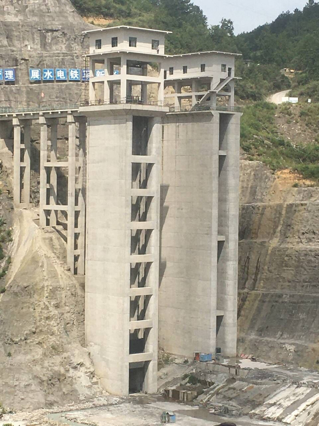 “双塔”混凝土。