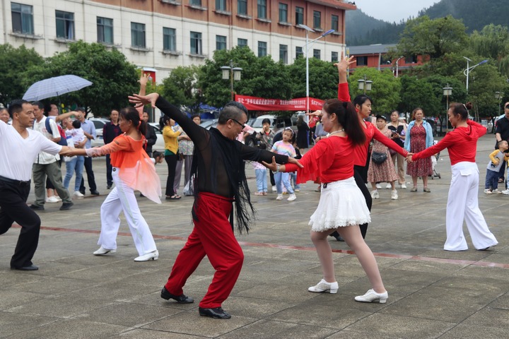 游客在广场跳舞。