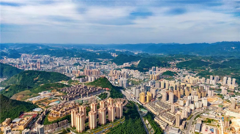 万山城区大景。万山区融媒体中心供图