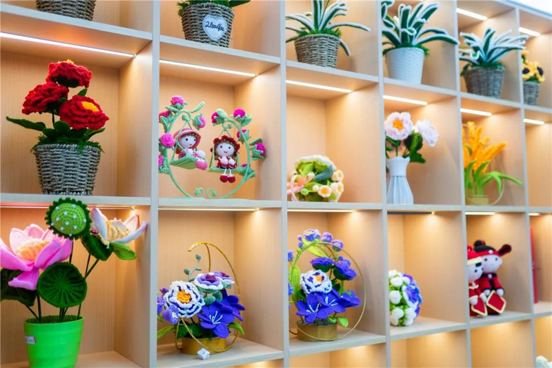 旺家手工工作室钩织的花束。万山区融媒体中心供图