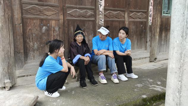 兩汪鄉村民在為實踐團員講述苗族特色織布技藝。