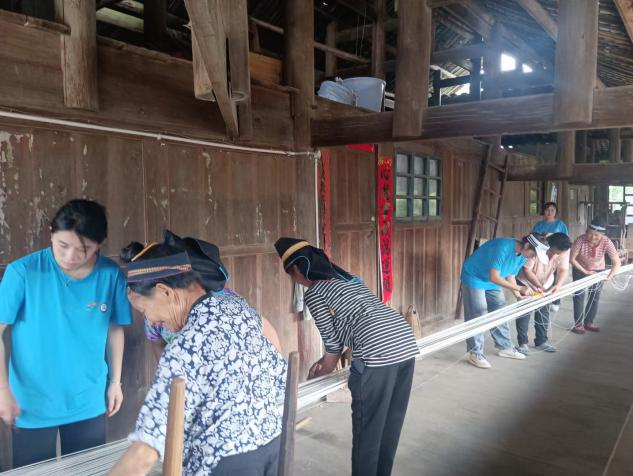 團員們在村民家體驗織布。