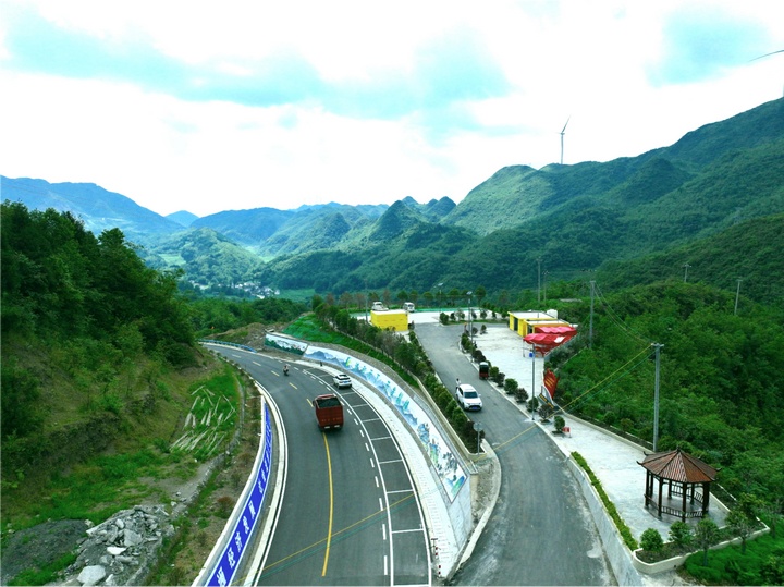 毕节纳雍县岔河至勺窝K13+520段修建后。