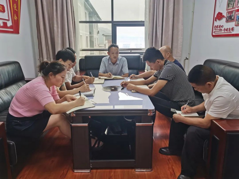 ”厅哥“调解队内部会议。张倩雯摄
