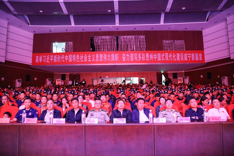 8月1日，威宁自治县双拥联欢晚会现场，观众座无虚席。赵庆能摄