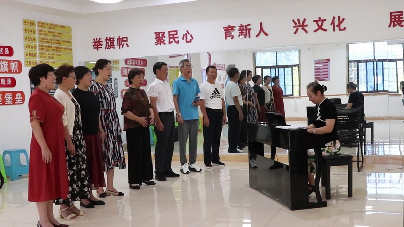 (1)7月25日，红旗社区居民在社区文化服务中心排练歌曲（杨双琴摄） (2).jpg