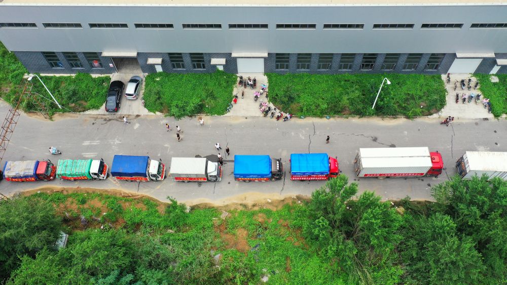 在河北省涿州市鋼研物資儲備點外，運送物資的車輛排起長隊（8月5日攝，無人機照片）。新華社記者 牟宇 攝