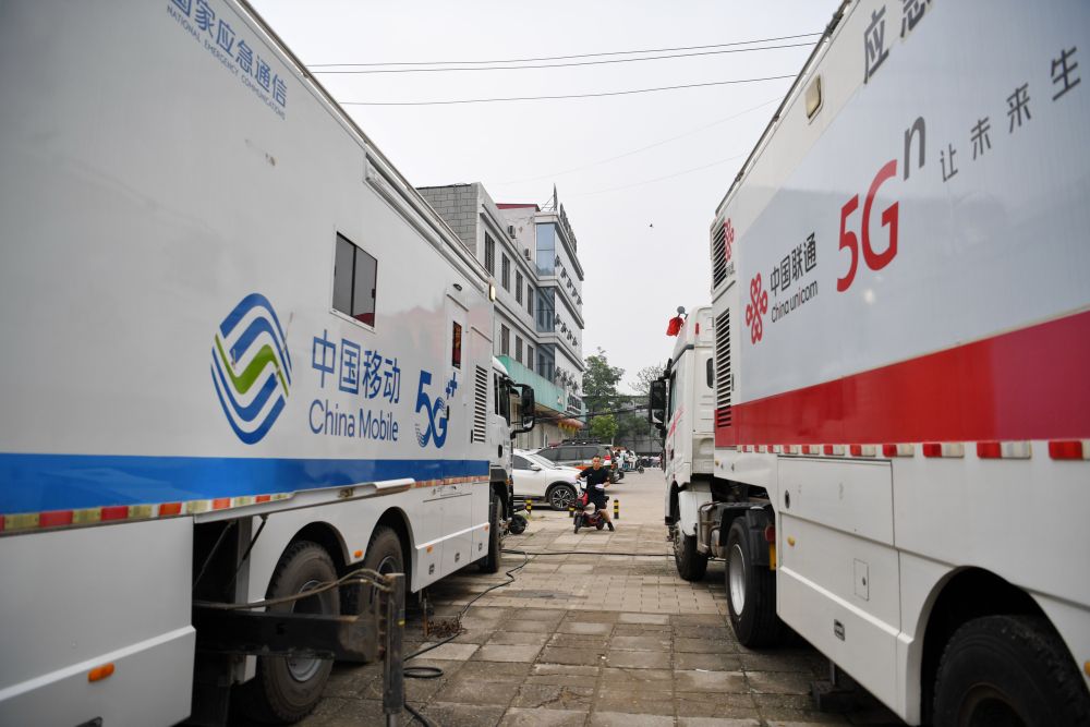 應急通信車輛停靠在涿州市第三中學安置點外（8月3日攝）。新華社記者 牟宇 攝