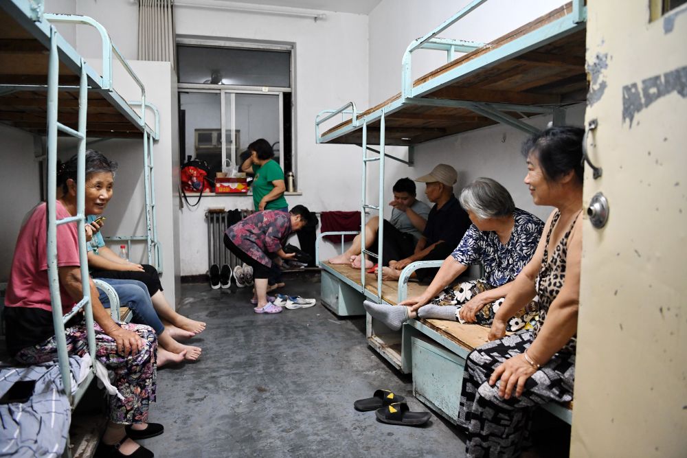 群眾在河北省涿州市職教中心安置點內休息（8月1日攝）。新華社記者 牟宇 攝