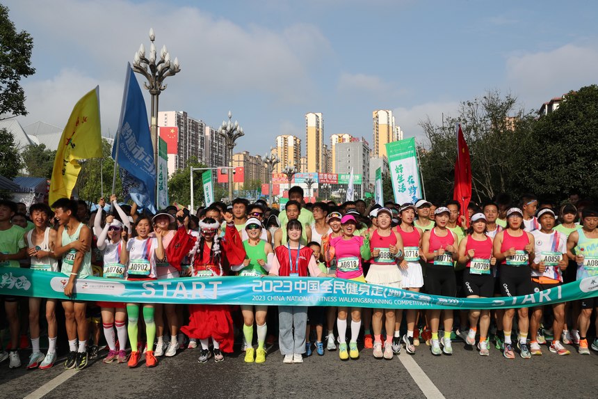 8月6日，2023中国全民健身走（跑）大赛（贵州 黔西站）比赛现场，参赛选手在走（跑）比赛过程中。
