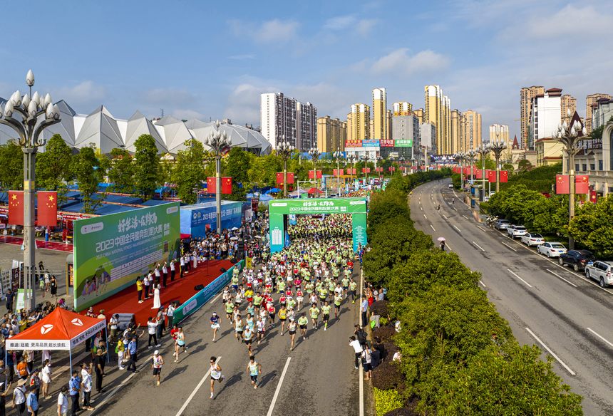 8月6日，2023中国全民健身走（跑）大赛（贵州 黔西站）比赛现场，参赛选手在走（跑）比赛过程中。