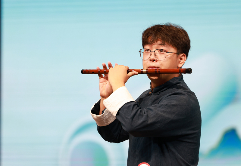 参赛选手吹奏箫笛。