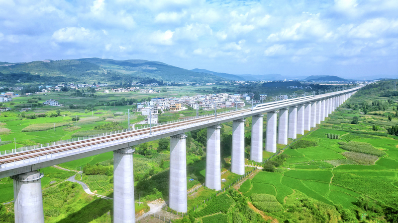 一列動車組列車駛過貴南高鐵貴州段拉裡雙線特大橋。朱貴昌 攝