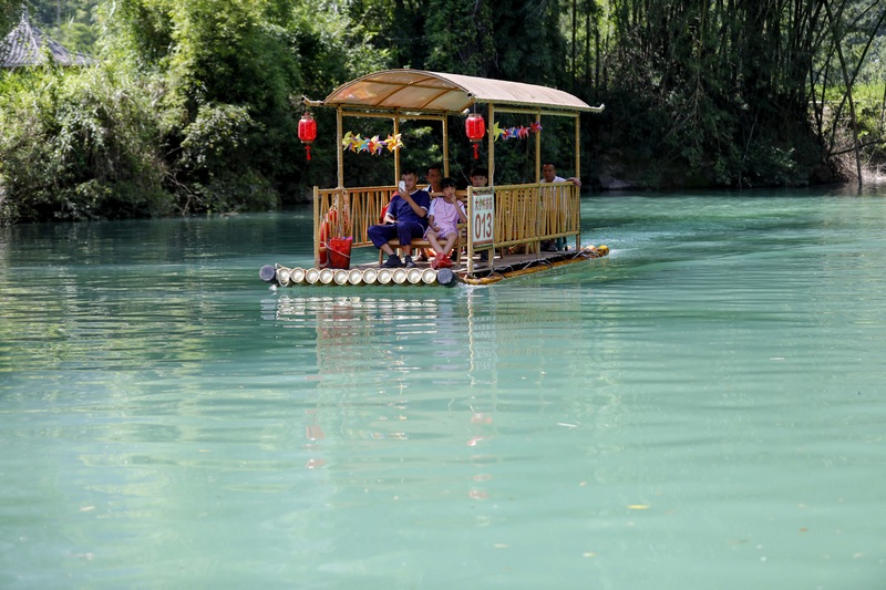 8月4日，游客在貴州省黔南布依族苗族自治州羅甸縣沫陽鎮大小井景區乘坐竹筏游玩。