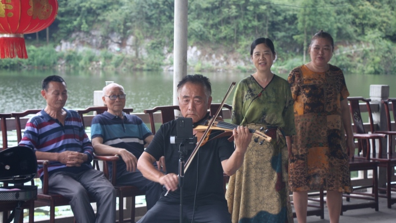 来自重庆的余先生，正在深情演奏小提琴 姜继恒 摄.jpeg