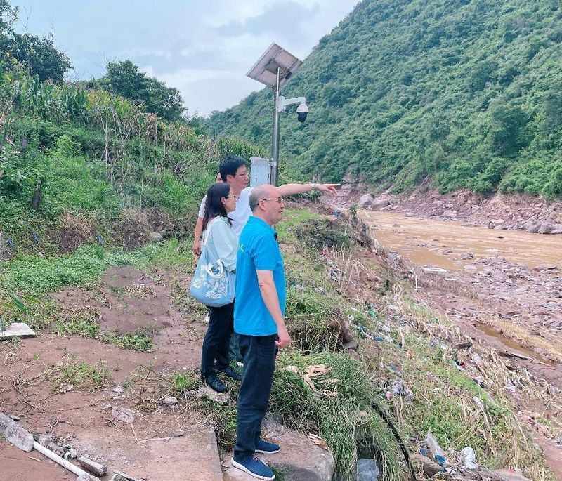 调查组在四川省古蔺水文站河段进行洪水调查。