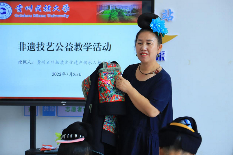 楊再美進行非遺技藝公益教學。