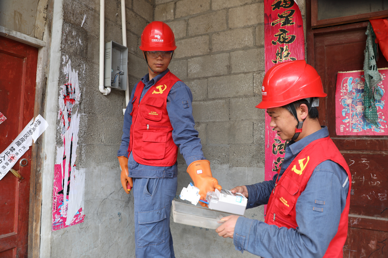 图为:南方电网兴仁供电局党员先锋队人员来到白马山地质灾害区旧址了解村民搬迁情况及开展电表迁移工作。