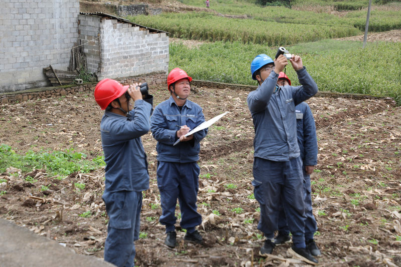图为:南方电网兴仁供电局工作人员对新建王家寨3号安置区供电线路台区进行巡视检测。
