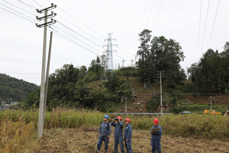 图为:南方电网兴仁供电局工作人员对新建王家寨3号安置区供电线路台区进行巡视检测。