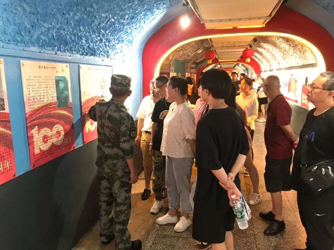 解說員引導觀眾參觀。