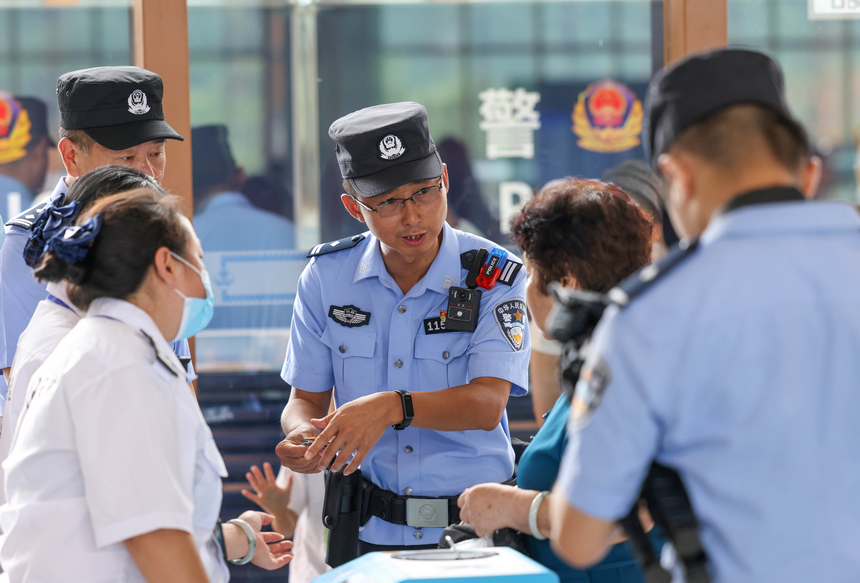 8月8日，鐵路公安民警在貴南高鐵荔波站檢查危險品。