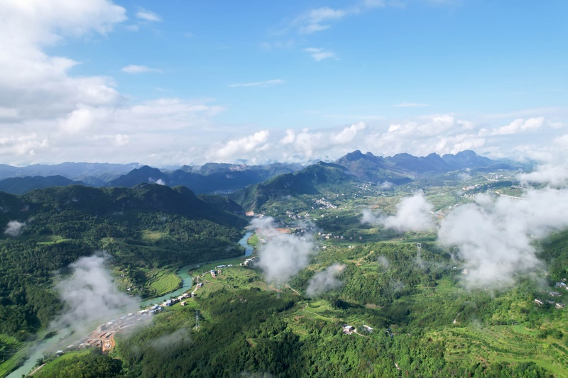 8月8日，贵州省黔南布依族苗族自治州罗甸县沫阳镇的乡村雾景。