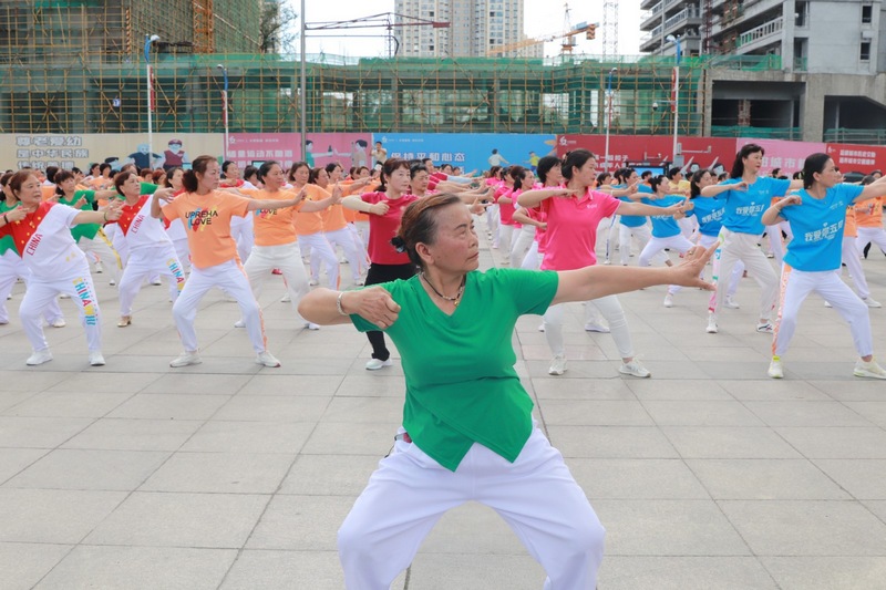(3)2023年8月8日，清镇市人民广场。图为启动仪式上健身爱好者们在表演八段锦。（任芳靓 摄）.jpg