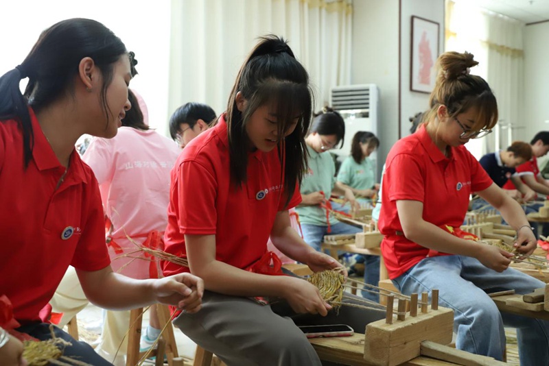 实践团成员学习编草鞋。