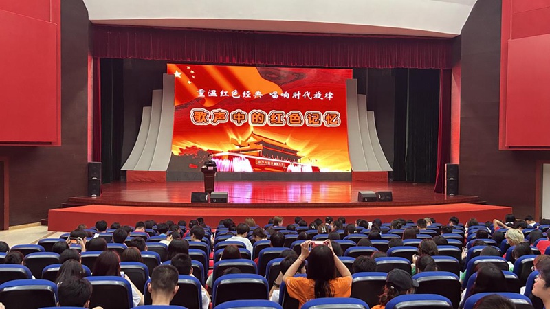 实践团成员学习红歌。