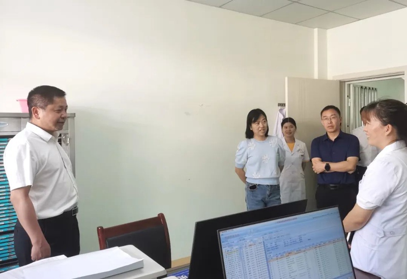 孙发（左一）到纳雍县调研卫生健康工作。