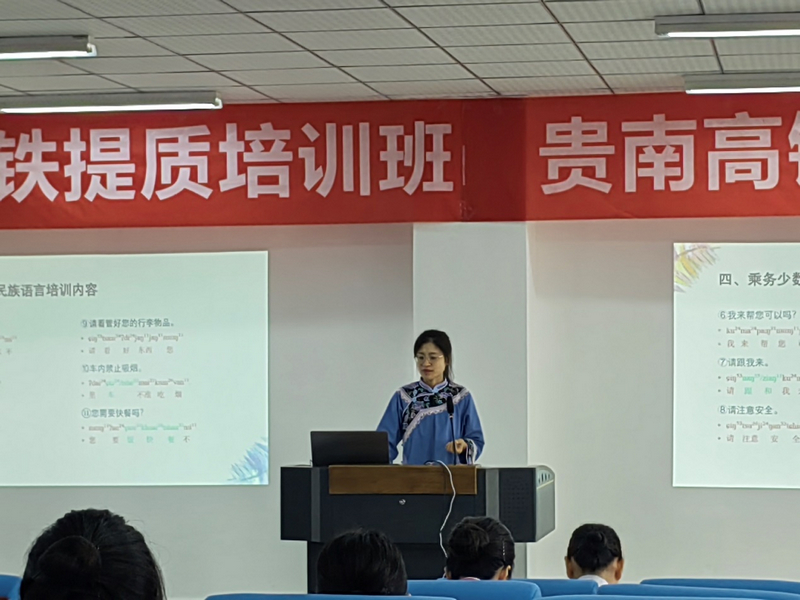 莫廷婷老师进行现场培训教学。