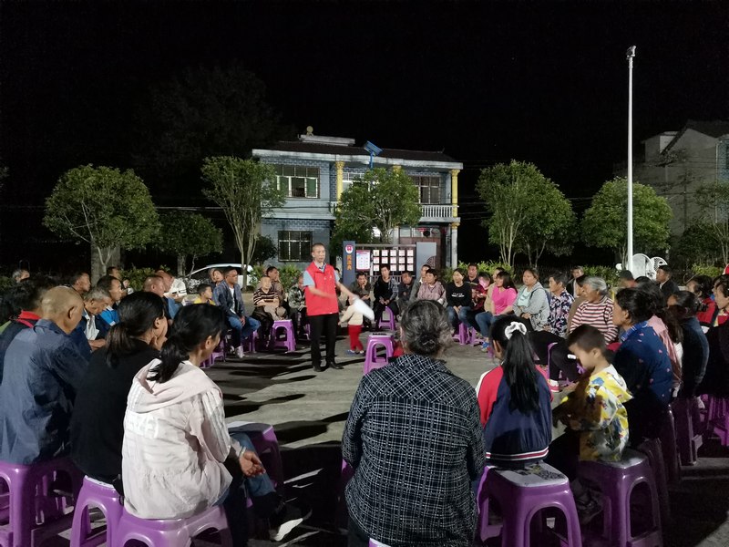 金盆村在民主法治广场开展“法治夜校”集中宣传活动。