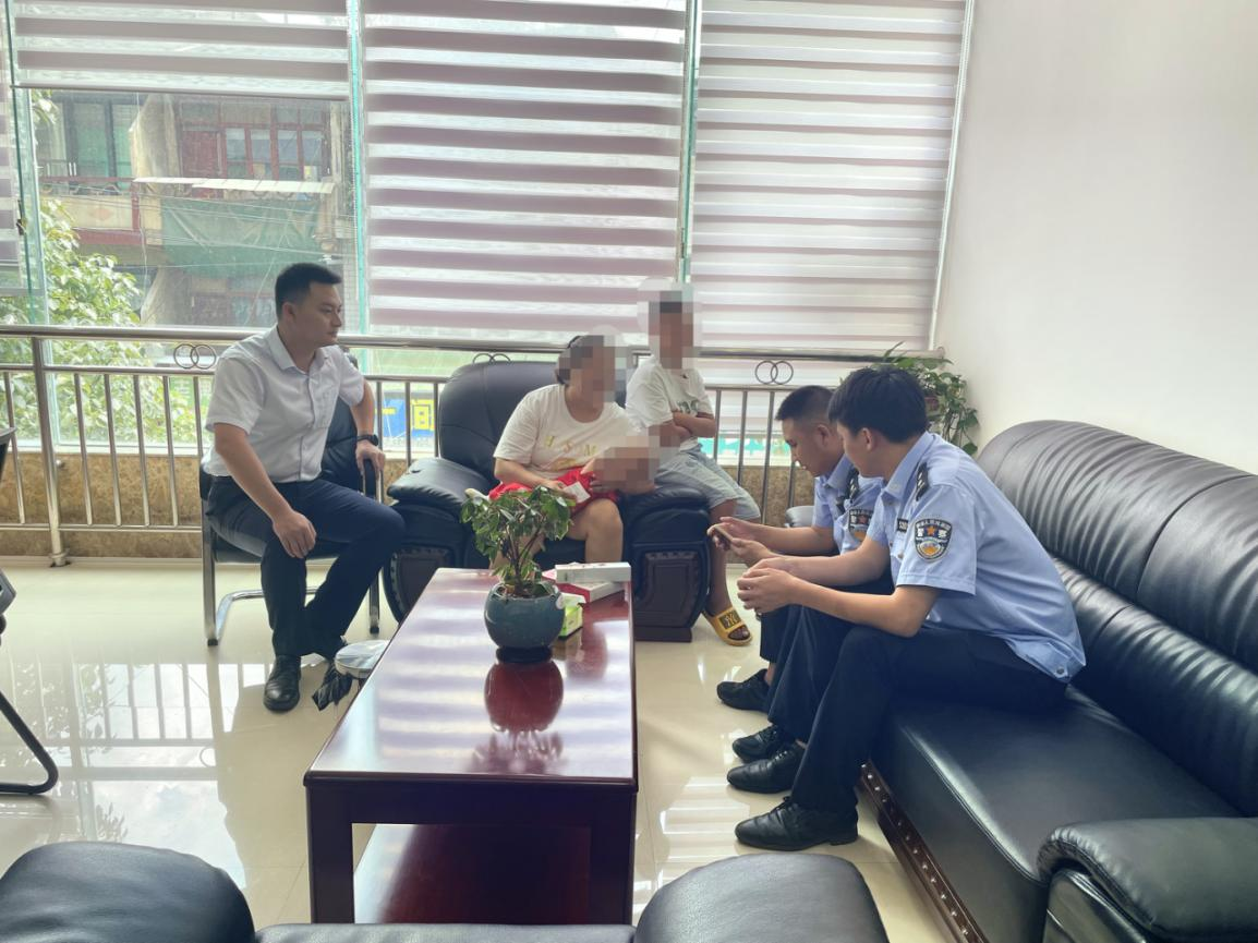 遵义农商银行工作人员与派出所民警对客户进行劝阻。