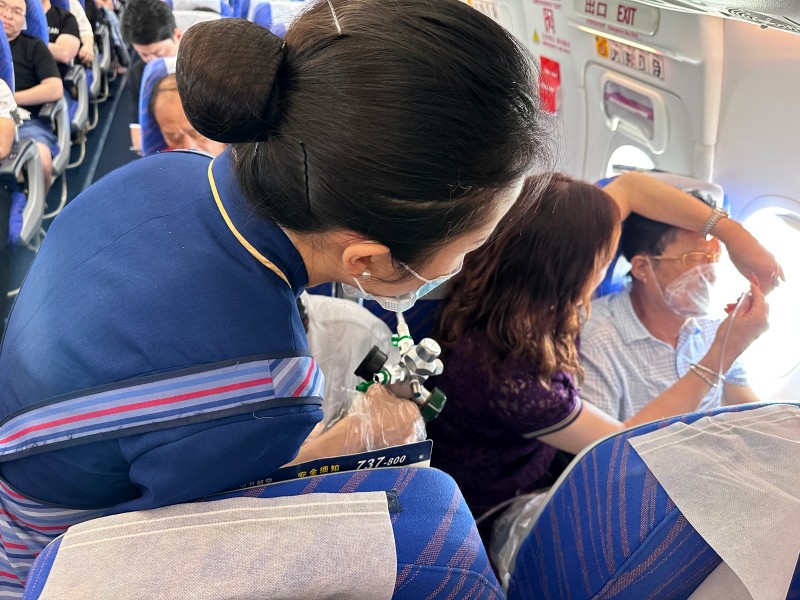 飞黔旅客心脏不适 南航机舱秒变“方舱”。