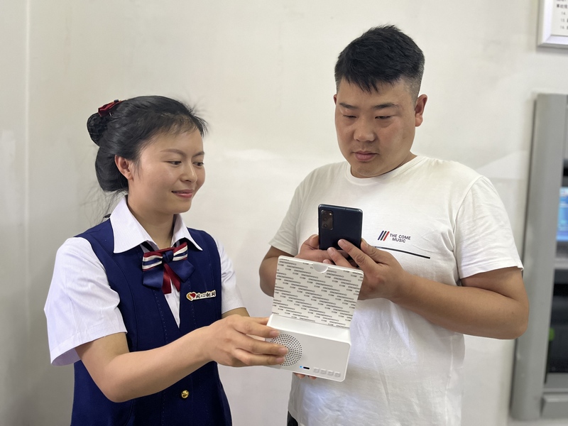 駕駛員通過掃碼補交通行費。