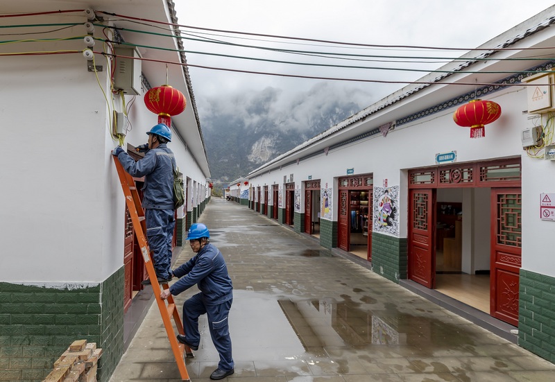 南方电网贵州毕节黔西供电局大关供电所工作人员在化屋村移民搬迁小区开展用电检查。.jpg