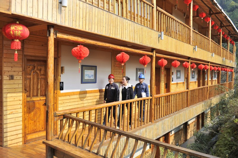在黔东南州从江县加榜梯田，南方电网贵州凯里从江供电局工作人员到景区沿线的餐馆、民宿开展用电检查。.JPG