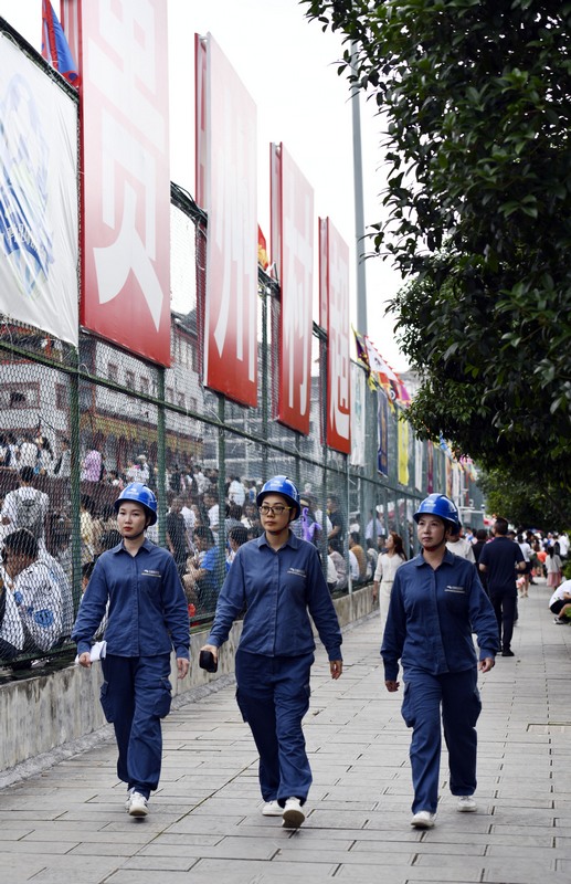 在黔东南州榕江县，南方电网贵州凯里榕江供电局工作人员在“村超”现场进行安全隐患巡视。.JPG