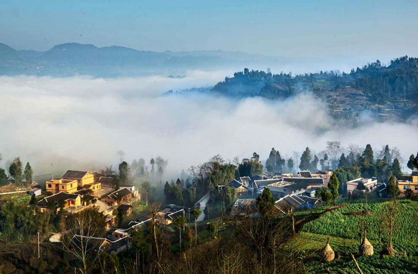 云雾缭绕中的红渡村。中共大乌江镇委员会供图