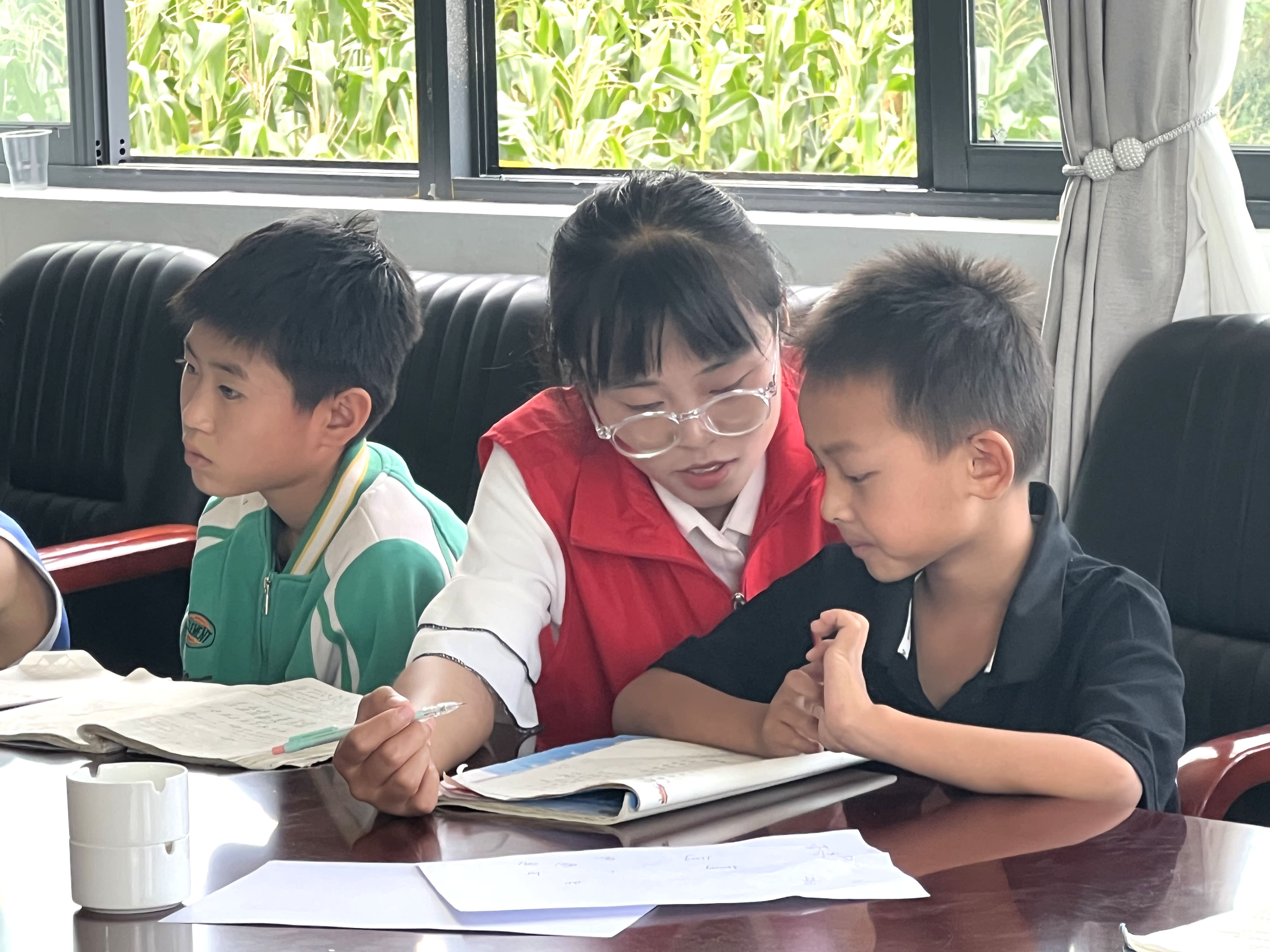 桂玲嫣在輔導社區孩子學習。